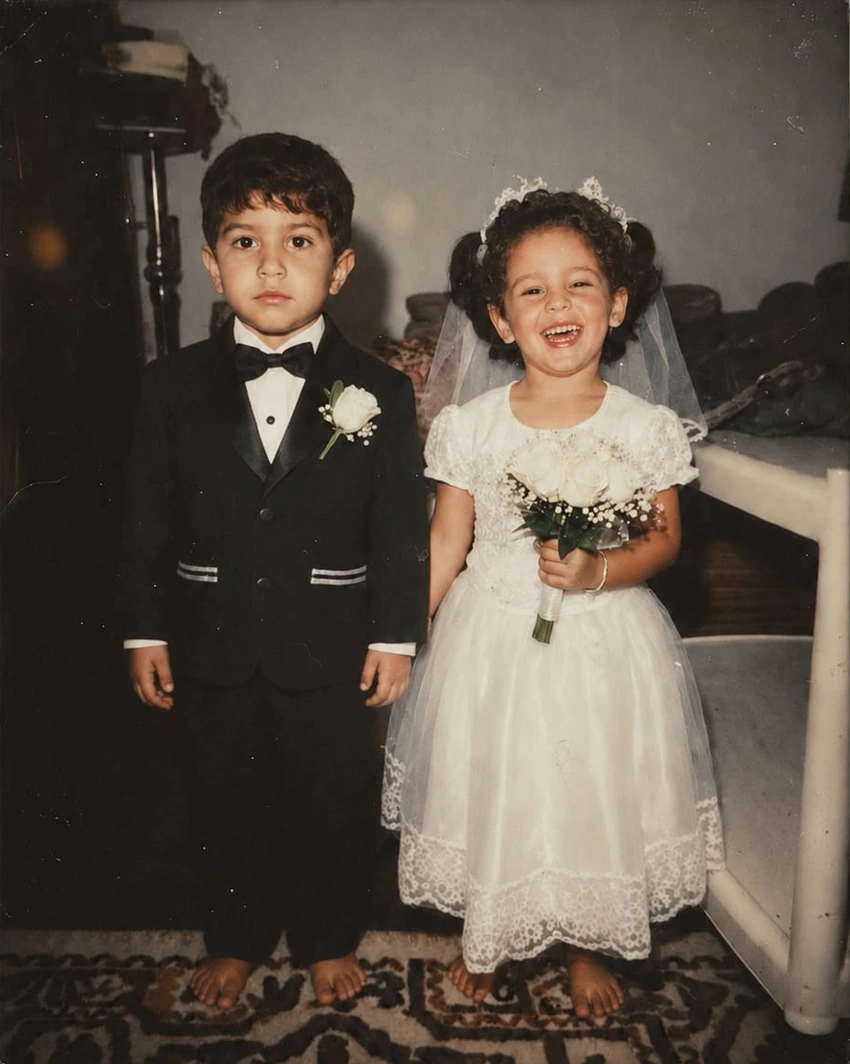 Notre souvenir d’enfance, tous les deux en tenue de mariage